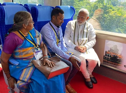 வந்தே பாரத் எக்ஸ்பிரஸ் ரயிலை தொடங்கிவைத்து பயணம் செய்த பிரதமர் மோடி