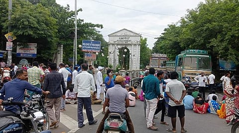 புதுச்சேரி கோரிமேடு எல்லைப் பகுதியில் சாலை மறியலில் ஈடுபட்ட பொதுமக்கள்.