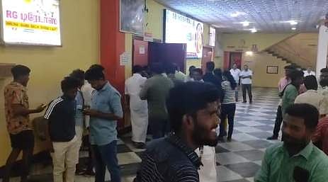 வெளியானது பொன்னியின் செல்வன்: ரசிகர்கள் கொண்டாட்டம்
