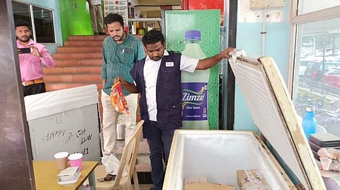 திரையரங்கில் சோதனை செய்யும் உணவு பாதுகாப்புத் துறை அதிகாரிகள்.