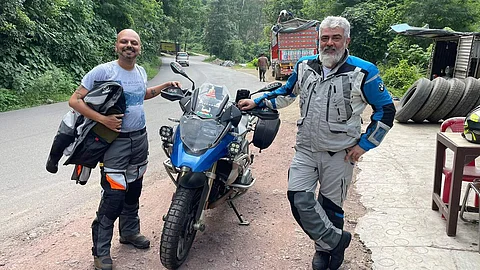 தமிழ் சினிமாவின் உச்ச நட்சத்திரங்களில் ஒருவரான நடிகர் அஜித்குமார் தனது நண்பர்களுடன் மேற்கொண்ட பைக் பயணம்.