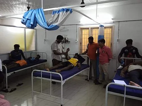 மருத்துவமனையில் அனுமதிக்கப்பட்டு வரும் காரைக்கால் மீனவர்கள் .