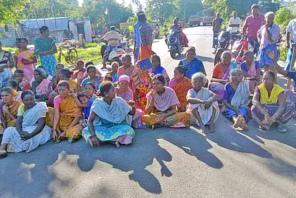 மழை நீா் போக்கியில் ஏற்பட்ட அடைப்பை அகற்றக்கோரி சாலை மறியல்