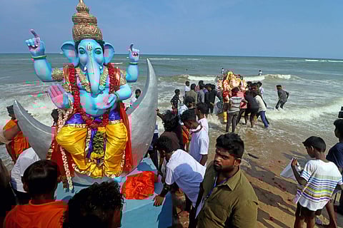 சென்னையின் பல்வேறு பகுதிகளிலிருந்து வரும் விநாயகர் சிலையைப் பட்டினப்பாக்கம் கடற்கரையில் கரைக்கும் நிகழ்வு நடைபெற்றது.