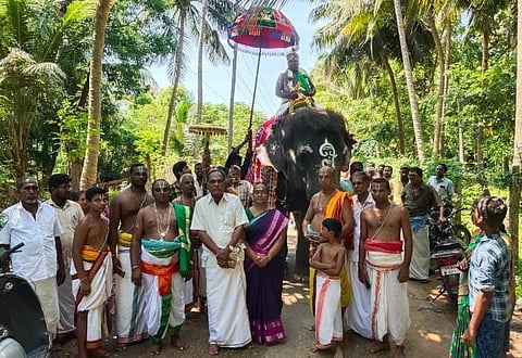 யானையின் மீது எடுத்துவரப்பட்ட புனித நீர்.