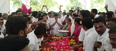 மூக்கையா தேவர் நினைவிடத்தில் தேனி நாடாளுமன்ற உறுப்பினர் ரவீந்திரநாத்  மலர் வளையம் வைத்து அஞ்சலி செலுத்திய போது