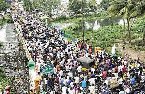 கெளன்டன்யா ஆற்றில் வெள்ளம் குடியாத்தம் தரைப்பாலத்தில் போக்குவரத்துக்குத் தடை