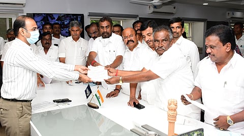 தங்களது தொகுதிகளில் உள்ள பிரச்னைகள் குறித்து மாவட்ட ஆட்சியா் ஜி.எஸ்.சமீரனிடம் செவ்வாய்க்கிழமை மனு அளிக்கும் எஸ்.பி.வேலுமணி உள்ளிட்ட அதிமுக எம்.எல்.ஏ.க்கள்.