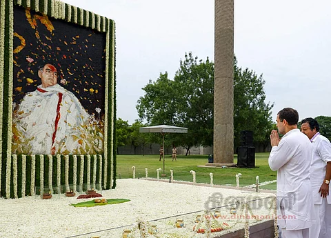 காஞ்சீபுரம் மாவட்டம் ஸ்ரீபெரும்புதூரில் உள்ள தனது தந்தை ராஜிவ் காந்தி உருவப்படத்திற்கும், நினைவிடத்திலும் மலர்தூவி அஞ்சலி செலுத்திய காங்கிரஸ் எம்பி ராகுல் காந்தி.