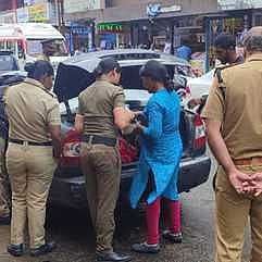 குமுளியில் செவ்வாய்க்கிழமை சோதனையில் ஈடுபட்ட கேரள- தமிழக போலீஸாா்.