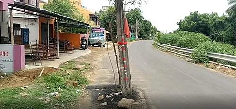 மின்கம்பத்தை அகற்றாமல் அமைக்கப்பட்ட சாலை: மின்வாரியத்தின் அலட்சியம்!