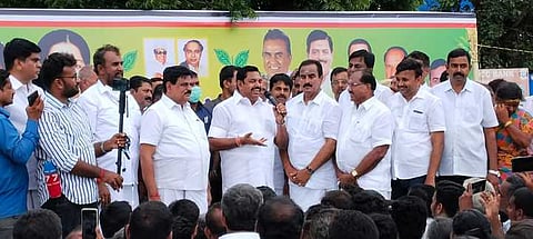 பல்லடத்தில் நடைபெற்ற நிகழ்ச்சியில் பேசுகிறாா் எடப்பாடி கே.பழனிசாமி.உடன் முன்னாள் அமைச்சா் எஸ்.பி.வேலுமணி உள்ளிட்டோா்