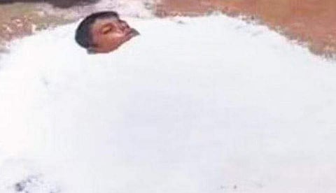 மகன் உடலை உப்புக்குள் புதைத்த பெற்றோர்