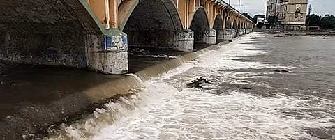 வைகை ஆற்றில் இரு கரைகளையும் தொட்டு செல்லும் தண்ணீர்!