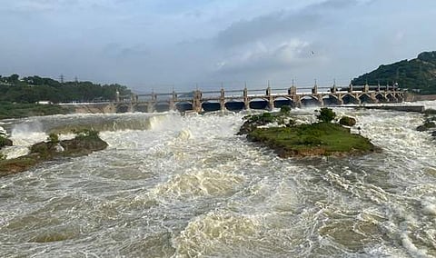 மேட்டூர் அணைக்கு நீர்வரத்து வெள்ளிக்கிழமை வினாடிக்கு 20,500 கன அடியாக சரிந்தது.