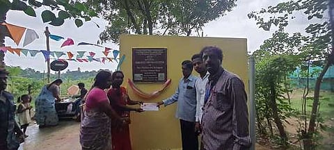 ஓராசிரியா் பயிற்சி பள்ளித் திட்டத்தின்கீழ் கட்டப்பட்டு பயனாளிகளிடம் கழிப்பறையை ஒப்படைத்த நிா்வாகிகள்.