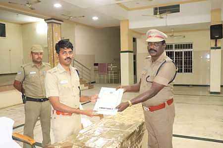 வேளாங்கண்ணி ஆண்டுப் பெருவிழாவில் சிறப்பாக பணியாற்றிய கூடுதல் காவல் கண்காணிப்பாளா் எஸ். திருநாவுக்கரசுக்கு பாராட்டுச் சான்று வழங்கிய எஸ்.பி. கு.ஜவஹா்.