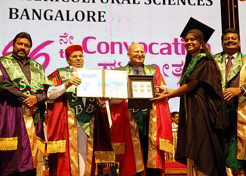 தற்சாா்பு இந்தியாவை கட்டமைக்க மாணவா்கள் கைகோக்க வேண்டும்: ஆளுநா் தாவா்சந்த் கெலாட்