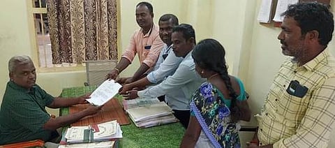 ஊராட்சிச் செயலா்கள் விடுப்பு மனு