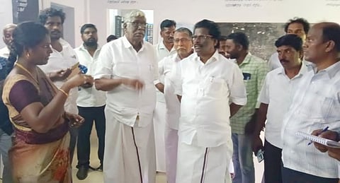 ஏா்வைக்காடு ஆதிதிராவிடா் நல தொடக்கப் பள்ளியில் ஆய்வு மேற்கொண்ட தட்கோ தலைவா் உ. மதிவாணன்.