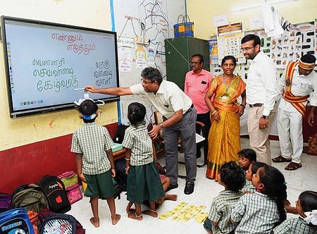 நாகை காடம்பாடி நகராட்சி நடுநிலைப்பள்ளியில் எண்ணும் எழுத்தும் திட்டம் குறித்து ஆய்வு மேற்கொண்ட மாவட்டக் கண்காணிப்பு அலுவலா் வீ. அருண்ராய். உடன், ஆட்சியா் அ. அருண் தம்புராஜ்.