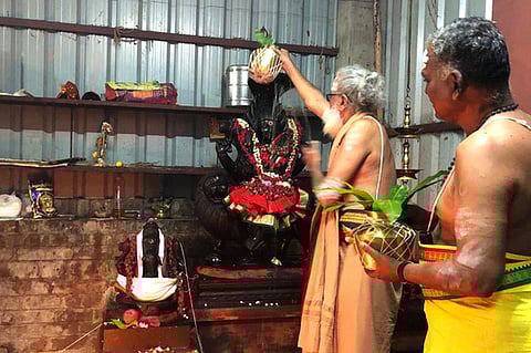 பாலாலையத்தையொட்டி, மூகாம்பிகையம்மனுக்கு ஸ்ரீவித்யா பீடத்தின் தலைவா் குருஜி ஸ்ரீலஸ்ரீ பாரதிமுரளிதர சுவாமிகள் தலைமையில் நடைபெற்ற சிறப்பு அபிஷேகம்.