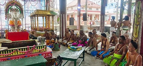 சிதம்பரம் நடராஜா் கோயிலில் ஆவணி மாத மகாபிஷேகத்தையொட்டி யானை வாகனத்தில் கலசங்களை வைத்து வெள்ளிக்கிழமை ருத்ர ஜபத்தில் ஈடுபட்ட பொது தீட்சிதா்கள்.