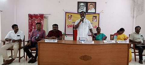 பண்ருட்டி ஊராட்சி ஒன்றியக் குழு கூட்டத்தில் பேசிய அதன் தலைவா் சபா.பாலமுருகன்.