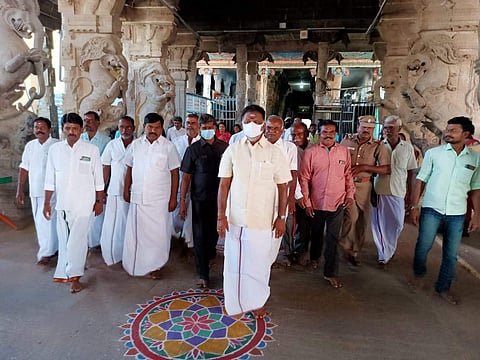 ஸ்ரீவில்லிபுத்தூர் கோயிலில் குடும்பத்தினருடன் ஓபிஎஸ் சாமி தரிசனம்
