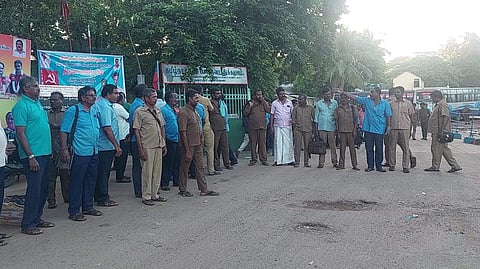 திருவாரூரில் அரசுப் போக்குவரத்துக் கழக ஓட்டுநர், நடத்துனர்கள் திடீர் வேலை நிறுத்தம்