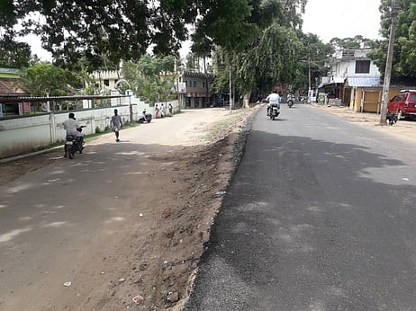 சாலையோரம் தடுப்புக் கம்பிகள் அமைக்கக் கோரிக்கை