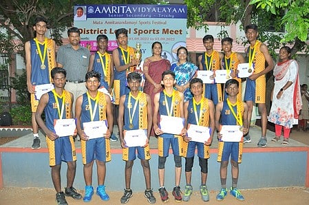 போட்டியில் வென்ற இரட்டை வாய்க்கால் அமிா்தம் வித்யாலயம் பள்ளி கூடைப் பந்தாட்ட அணியினா்.