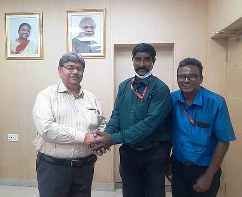 டேக்வாண்டோ பயிற்சியாளா் பாண்டியனை பாராட்டிய ஓஎன்ஜிசி பொதுமேலாளா் அனுராக்.