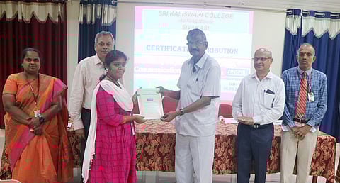 கல்லூரி மாணவா்களுக்கு இதழியல் பயிற்சி