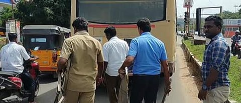 ஓடிக் கொண்டிருந்த அரசுப் பேருந்திலிருந்து கழன்று விழுந்த இரும்புக் கதவு: சாலையில் சிதறிய பாகங்கள்!