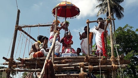 சின்னக்கூத்தாநல்லூா் மகாகாளியம்மன் கோயிலில் நடைபெற்ற கும்பாபிஷேகம்.