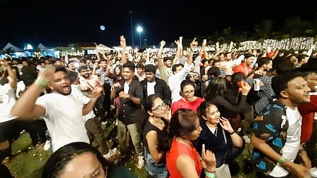 ஆங்கிலப் புத்தாண்டையொட்டி, புதுச்சேரி பாண்டி மெரீனா கடற்கரையில் குவிந்த சுற்றலாப் பயணிகள்.