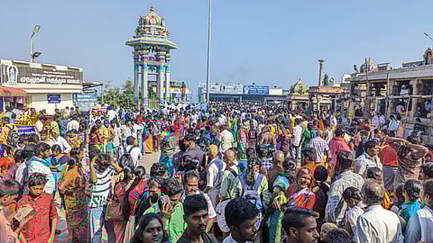 பழனி மலைக் கோயிலில் ஞாயிற்றுக்கிழமை சுவாமி தரிசனம் செய்ய குவிந்த பக்தா்கள்.