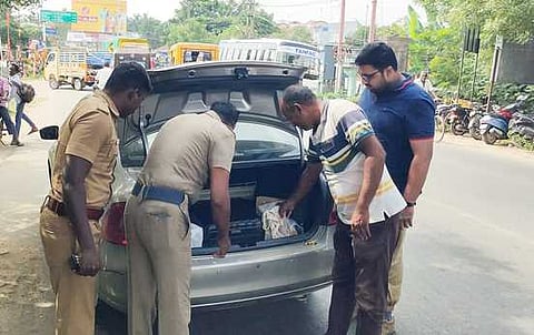 கடலூா் ஆல்பேட்டையில் சனிக்கிழமை வாகனச் சோதனையில் ஈடுபட்ட போலீஸாா்.