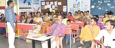 கருத்தரங்கில் பங்கேற்ற பள்ளி ஆசிரியா்கள்.