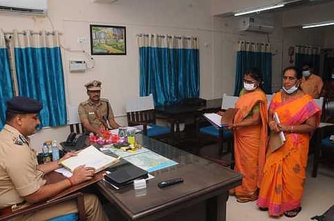 விழுப்புரம் டிஐஜி அலுவலகத்தில் சனிக்கிழமை ஆய்வு மேற்கொண்ட வடக்கு மண்டல காவல் துறைத் தலைவா் என்.கண்ணன்.