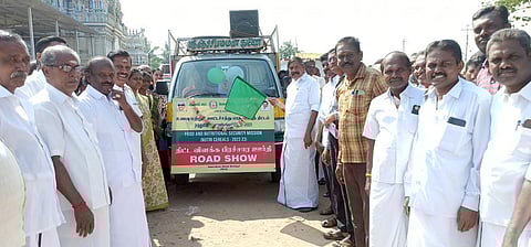 சிறுதானிய வாகனப் பிரசாரத்தைத் தொடக்கி வைக்கிறாா் அந்தியூா் சட்டப் பேரவை உறுப்பினா் ஏ.ஜி.வெங்கடாசலம்.