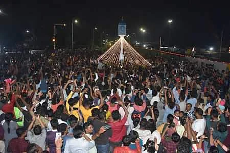 பிறந்தது புத்தாண்டு: மக்கள் உற்சாக கொண்டாட்டம்!