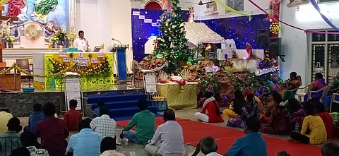 மானாமதுரை புனித குழந்தை தெரசாள் ஆலயத்தில் ஆங்கிலப் புத்தாண்டை முன்னிட்டு ஞாயிற்றுக்கிழமை நடைபெற்ற சிறப்புத் திருப்பலியில் பங்கேற்ற கிறிஸ்தவா்கள்.