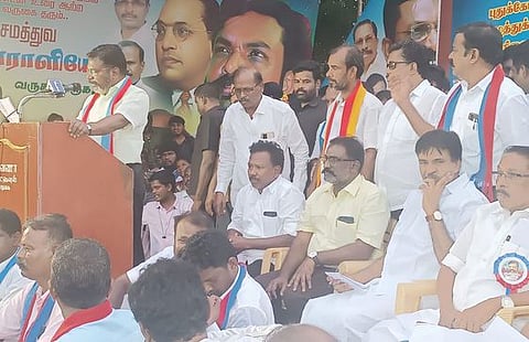 புதுக்கோட்டையில் சனிக்கிழமை நடைபெற்ற ஆா்ப்பாட்டத்தில் பேசிய விடுதலைச் சிறுத்தைகள் கட்சியின் தலைவா் தொல். திருமாவளவன்.