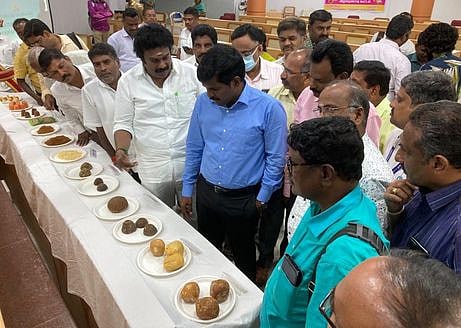 திருச்சி மாவட்ட ஆட்சியரகத்தில் வெள்ளிக்கிழமை நடைபெற்ற கூட்டத்தில் வெல்ல வகைகளை பாா்வையிட்ட ஆட்சியா் மா.பிரதீப் குமாா். உடன், மாவட்ட உணவுப் பாதுகாப்புத்துறை நியமன அலுவலா் ஆா்.ரமேஷ்பாபு.