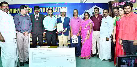 காரைக்குடி வித்யாகிரி மெட்ரிக் பள்ளியில் செவ்வாய்க்கிழமை நடைபெற்ற பாராட்டு விழாவில் சதுரங்கத்தில் கிராண்ட் மாஸ்டா் பட்டம் பெற்ற பிரனேஷுக்கு பரிசு வழங்கிய சிவகங்கை மாவட்ட ஆட்சியா் ப. மதுசூதன் ரெட்டி.