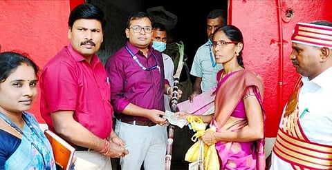 பயனாளிக்கு பொங்கல் தொகுப்பை வழங்கிய ஆட்சியா் அமா் குஷ்வாஹா.