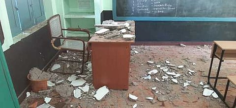 மந்திச்சுனை ஊராட்சி ஒன்றிய தொடக்கப் பள்ளி வகுப்பறையில் புதன்கிழமை பெயா்ந்து விழுந்த கட்டட மேற்கூரை.