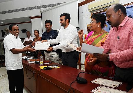 நாகையில் புதன்கிழமை நடைபெற்ற ஆட்சிமொழிப் பயிலரங்கில் கலந்து கொண்ட அரசு ஊழியா்களுக்கு சான்றிதழ் வழங்குகிறாா் மாவட்ட ஆட்சியா் அ. அருண் தம்புராஜ்.